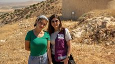 Rachelle og Sanaa er begge glade for at landsbyen Deir El Ghazal nå har fått tilgang på rent vann. Vannet kommer både libanesere og syriske flyktninger til gode. Straks er det tid for Kirkens Nødhjelps fasteaksjon, der over 40.000 konfirmanter skal ut å gå med bøsse for rent vann.