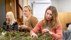 I Ullensaker er de håndlagde kransene mer enn bare pynt på en grav. (Foto: Den norske kirke/Helene Moe Slinning)