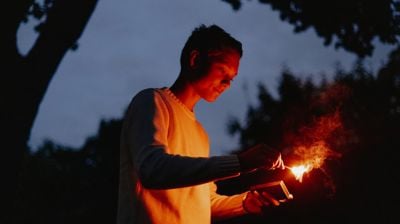 Mange tenner lys på gravene på allehelgen.