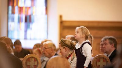 Bildetekst: Barn i kirkerommet.