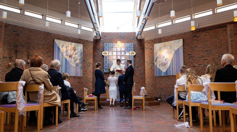 Nina og Per var blant de mange parene som giftet seg på drop-in-bryllup på valentinsdagen (Foto: Den norske kirke).