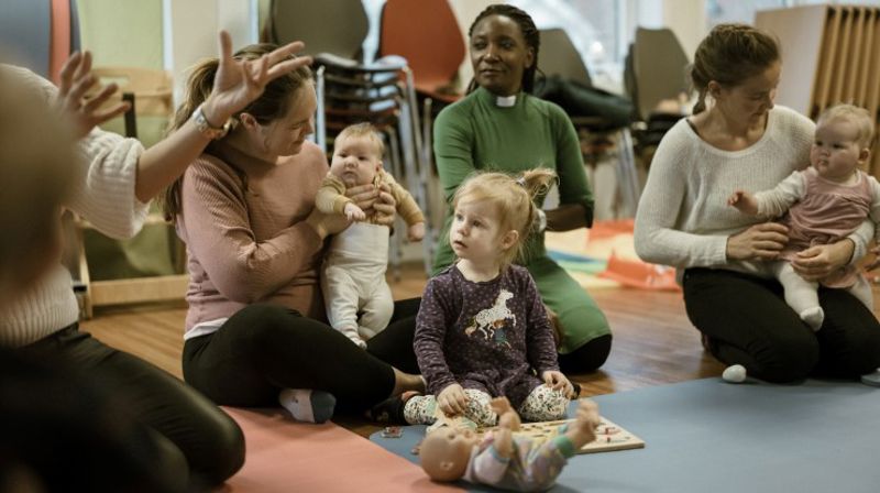 Foto: Jarle Hagen   Synstolkning: bilder fra babysang.