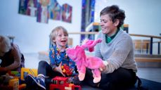 Synstolkning: bilde av kateket med barn, foto: Bo Mathisen.