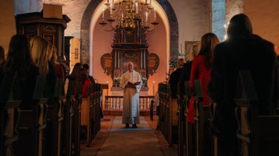 Hva skal til for at julefreden skal senke seg for deg? Mange nevner øyeblikket når menigheten reiser seg og synger "Deilig er jorden". Foto: Willy Nikkers / Den norske kirke