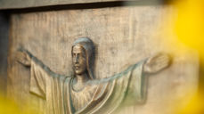 Jesus som står opp. Detalj fra alteret i Skedsmo kirke. Foto: Kirkerådet