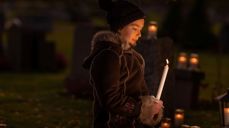 Jente tenner lys foran grav - foto Jarle Hagen