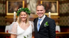 Brudepar foran alteret - Foto: Kirkerådet Bo Mathisen - Tekst: Jane Christin Siewartz Dahl