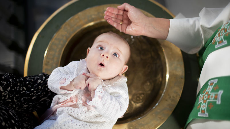 Dåp er forventning og på søndag døpes tre barn i Tingelstad kirke. Foto: Bo Mathisen. 