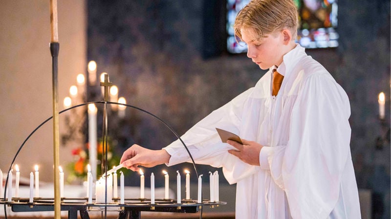 Konfirmasjonsdagen er en festdag for konfirmanten, familien og menigheten. Den markerer avslutningen på konfirmasjonsåret. (Foto: Den norske kirke). 