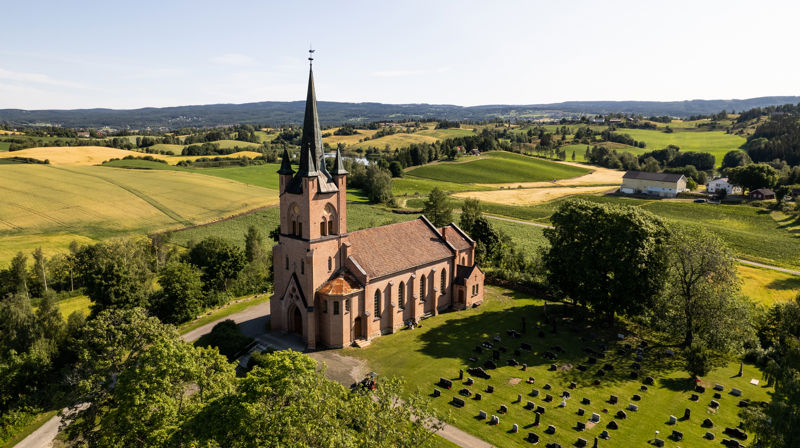 Dronebilde av kirke i naturen