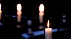 Biskop i Borg, Kari Alvsvåg, tente adventslys for alle som er råka av terroren i Sydney. (Illustrasjonsfoto: Den norske kyrkja)