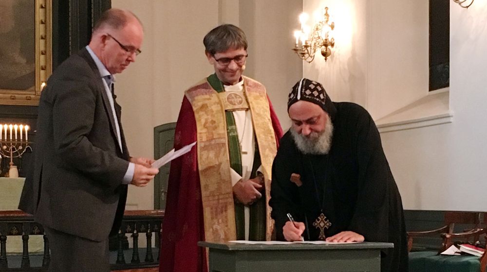 Biskop Thomas undertegner av avtalen i Domkirken