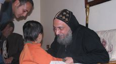 Biskop Thomas hilser på koptiske kristne 1. påskedag.
