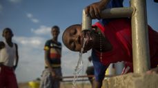 13 år gamle Richard Wilson kan nå nyte rent vann fra brønnen.