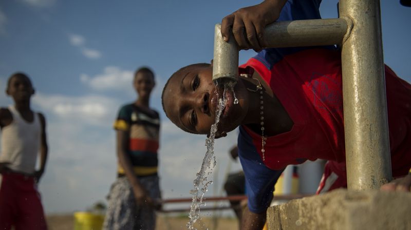 13 år gamle Richard Wilson kan nå nyte rent vann fra brønnen.