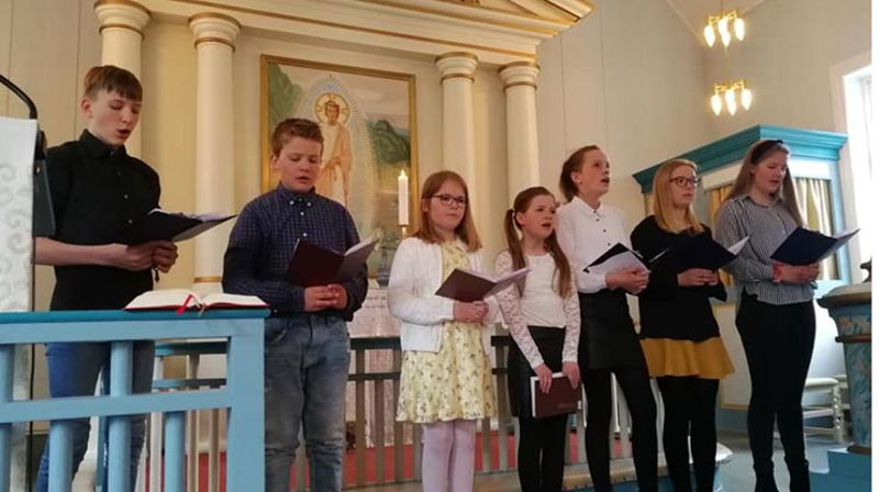 Flott med flere generasjoner er synlige i gudstjenestelivet når Grunge kirke inviterer til "Barnas kveldsbøn". Her imponerte barn og unge biskopen med sang og lesninger. 