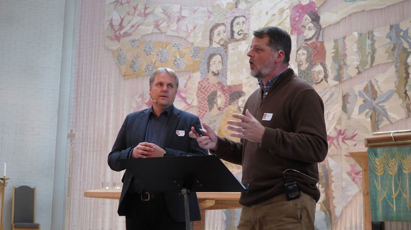 Professor Erik Carter (t.h.) var hovedtaler på HEL-konferansen. Odd Bjarne Ellefsen var tolk. (Foto Dag A. Kvarstein)