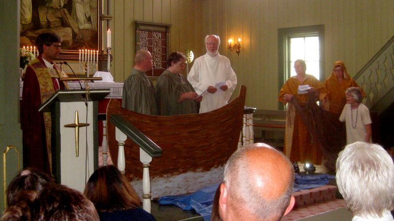 Dramatisering av søndagens tekst i Birkenes kirke. (Foto: Helga Mosland Raen) 