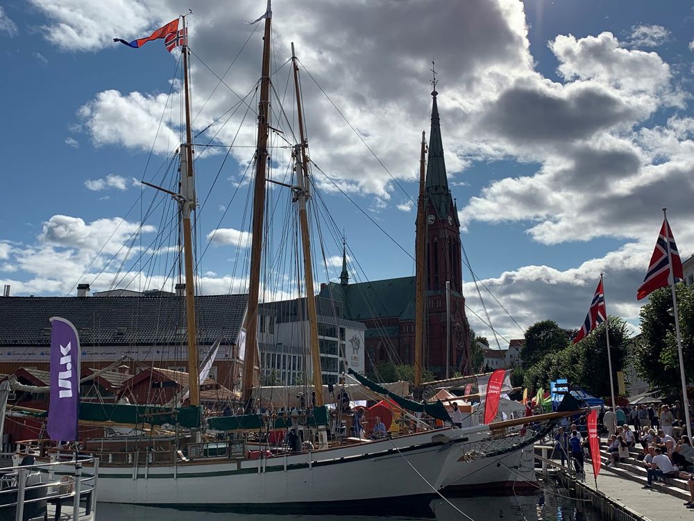 Årets kirkeskip under Arendalsuka var egentlig to seilskuter, Fryden og Aida. Alle foto: Dag A. Kvarstein