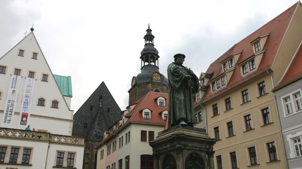Luther-statuen på torvet i Eisleben
