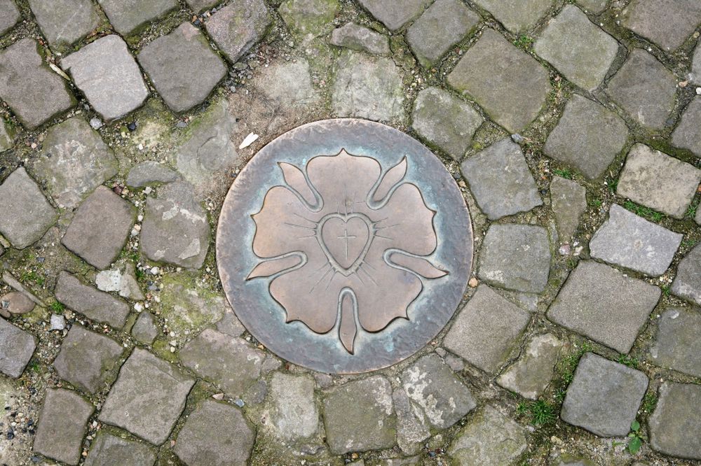 Luther-rosen preger gatene i Eisleben