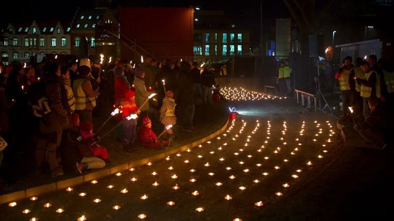 I Wergelandsparken i Kristiansand var det tent 445 fakler, en for hver asylsøker i kommunen. Bak aksjonen stod en rekke humanitære organisasjoner og Den norske kirke med internasjonal prest Odd Bjarne Ellefsen i spissen. (Foto: Erland Grøtberg).