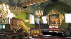 Weierholt står bak blant annet lydhimmelen over talerstolen og toppstykket til altertavlen i Risør kirke. Foto: Dag A. Kvarstein