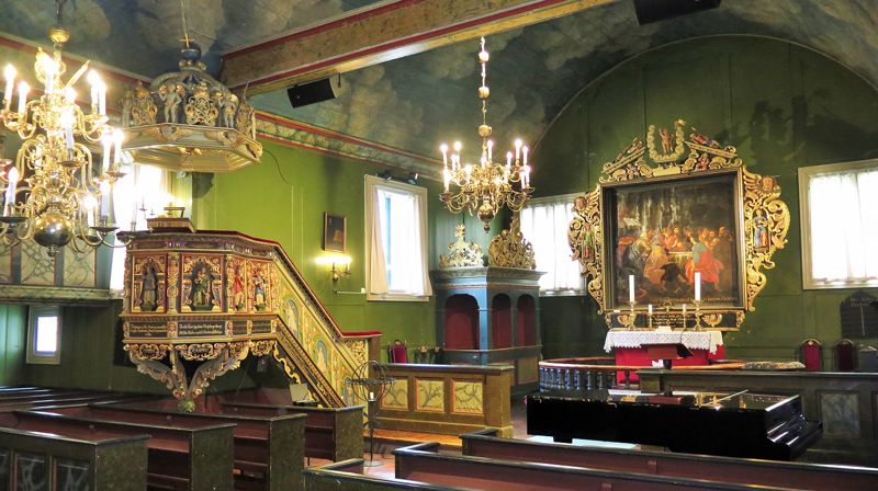 Weierholt står bak blant annet lydhimmelen over talerstolen og toppstykket til altertavlen i Risør kirke. Foto: Dag A. Kvarstein