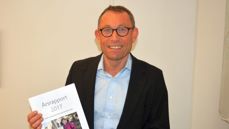 Stiftsdirektør Steinar Skomedal med årsrapporten for 2017. (Foto: Geir Myre).