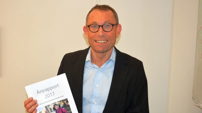 Stiftsdirektør Steinar Skomedal med årsrapporten for 2017. (Foto: Geir Myre).