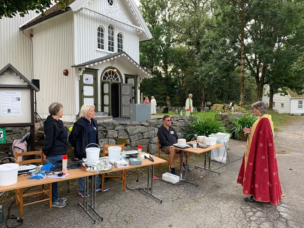 Biskop Stein Reinertsen før visitasgudstjensten i Tveit kirke i prat med vaffelgjengen fra Hamresandens venner.