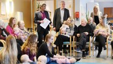 Biskop Stein Reinertsen og sokneprest Tom Martin Berntsen var med på babysang som ble arrangert på Frivolltun sykehjem i Grimstad. Foto: Grimstad Adressetidende, Camilla Hovstø