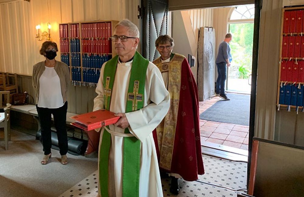 Domprost Freddy Berg (foran) og biskop Stein Reinertsen gikk inn i Tveit kirke i prosesjon. Til venstre kirketjener i Hånes, Åse L. Fredheim.