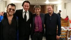 Biskop Stein Reinertsen sammen med Elvis-sangerne Vidar Busk (t.v.), Paal Flåta og Stephen Ackles. Foto: Bjarte Leer-Helgesen.