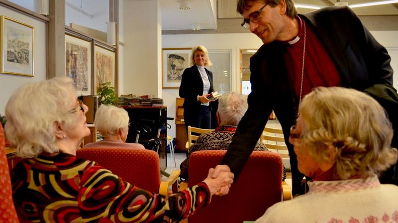 Biskop Stein Reinertsen hilser på beboere på Stener Heyerdal omsorgssenter i Kristiansand.