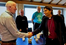 Biskop Stein Reinertsen hilser på Eldrup Hansen i Eydehavn frivillighetssentral. Foto: Erling Jakobsen.