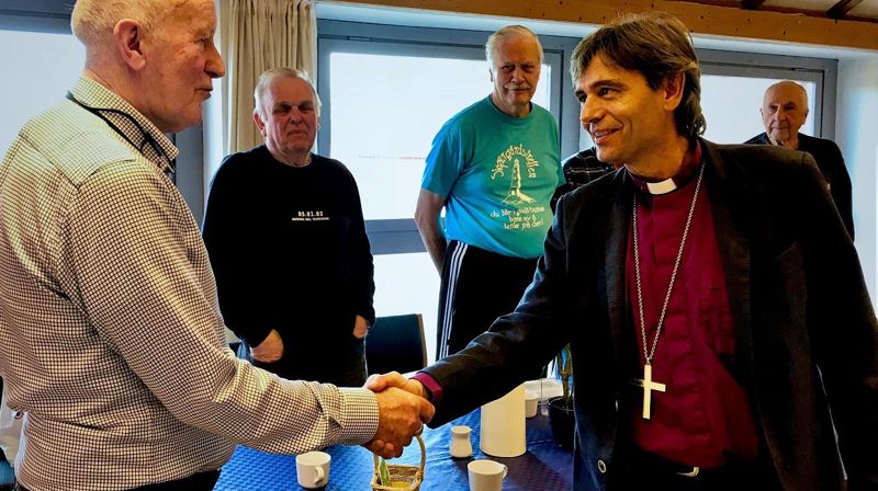 Biskop Stein Reinertsen hilser på Eldrup Hansen i Eydehavn frivillighetssentral. Foto: Erling Jakobsen.
