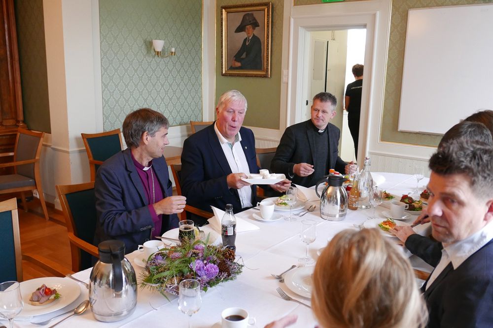 Servering i Farsund Rådhus. Ved siden av biskopen sitter ordfører Arnt Abrahamsen og fungerende prost Geirulf Grødem. Foran til høyre rådmann Vidar Torsøe.