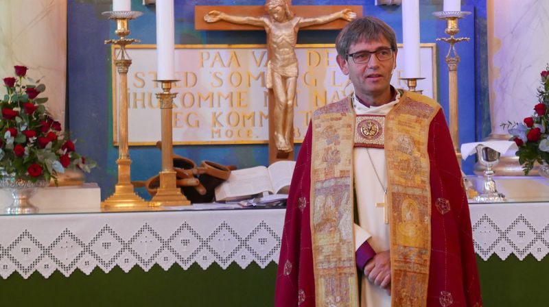 Biskop Stein Reinertsen har etter samtaler med lokal kirkeledelse og fagforeninger bestemt at kirkene her i bispedømmet kan åpnes fra 24. mai. Bildet er fra en visitas i Farsund i 2017.