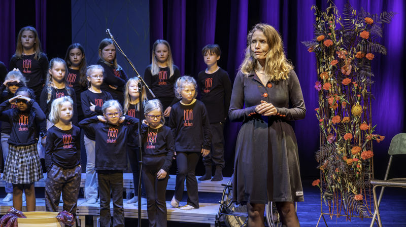 Helga Samset forteller om den triste kongen på forestillingen i Gullbring. Foto: Sogne Østtveit. 