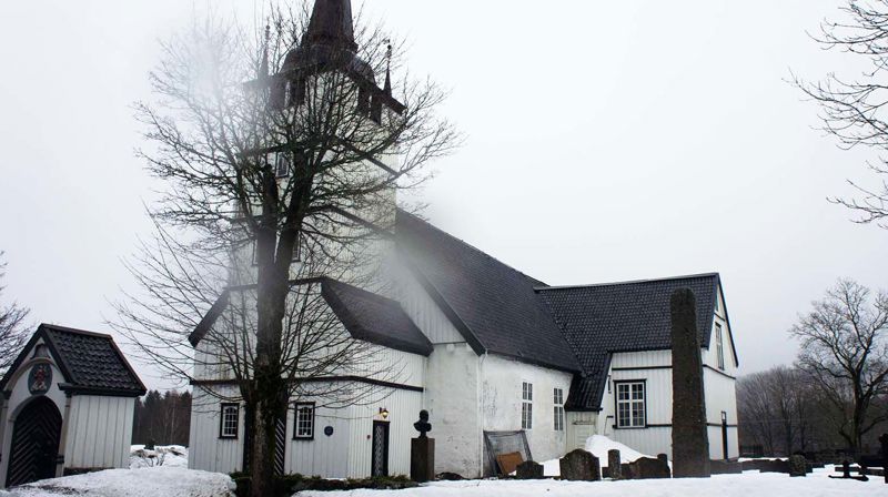 Holt kirke i Tvedestrand får 1 milllion kroner til i standsetting av vinduer, tårn og sørfasade. Foto: Geir Myhre