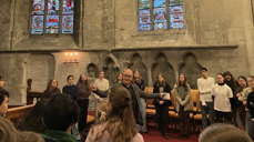 Gudmund Waaler fortel ungdom frå Bergen Katedralskole om Magnus Lagabøte og Bergen domkirke. Foto: Malene Mortensen