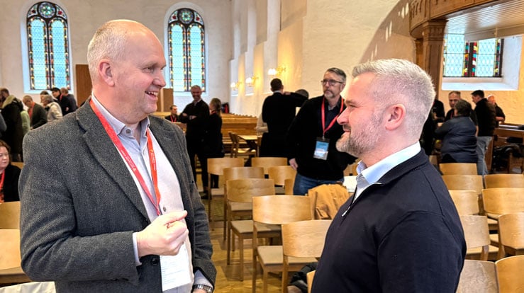 Olav Skeie Lid i samtale med Oddbjørn Eide, inne i Korskirken