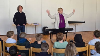 Biskop Ragnhild dirigerer Collegium vocale gutter på visitasen i Fridalen i år. Foto: Tore Skjæveland