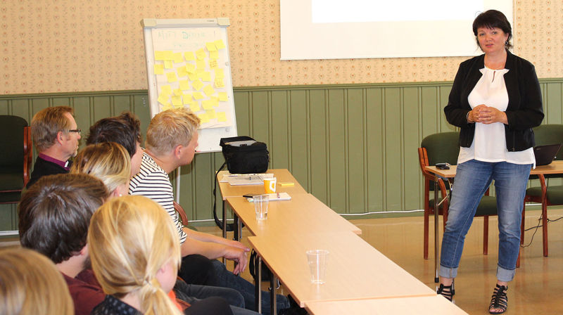 Inger Helene Thingvold Nordeide underviser prestestudentar på ordinasjonssamling. FOTO: Bård Haukedal