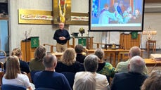 Under Bjørgvinsamtalen var det mellom anna informasjon om nye rammeplanar innan kyrkjeleg undervisning, kyrkjevalet, «Kyrkja vår» og tilskotsordningane framover. Her er stiftsdirektør Jan Ove Fjelltveit i aksjon i kyrkja på Vassenden i Jølster. Foto: Dag Sele