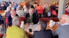 Det var mange gode samtalar då medlemer av bispedømerådet og sokneråda møttest til den første Bjørgvinsamtalen i Jølster 6. september. Foto: Dag Sele