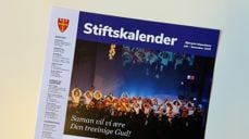 Stiftskalenderen for hausten er klar. Den er illustrert med eit foto frå Barnekorfestivalen i Ytrebygda. Foto: Lars Kristian Steen Fluge