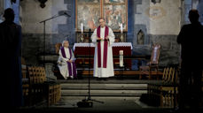 Digitale løysingar prega kyrkja i 2020. Her held biskopen og sokneprest Signe Sandberg andakt i Mariakirken. Foto: Bjørn Olav Hammerstad