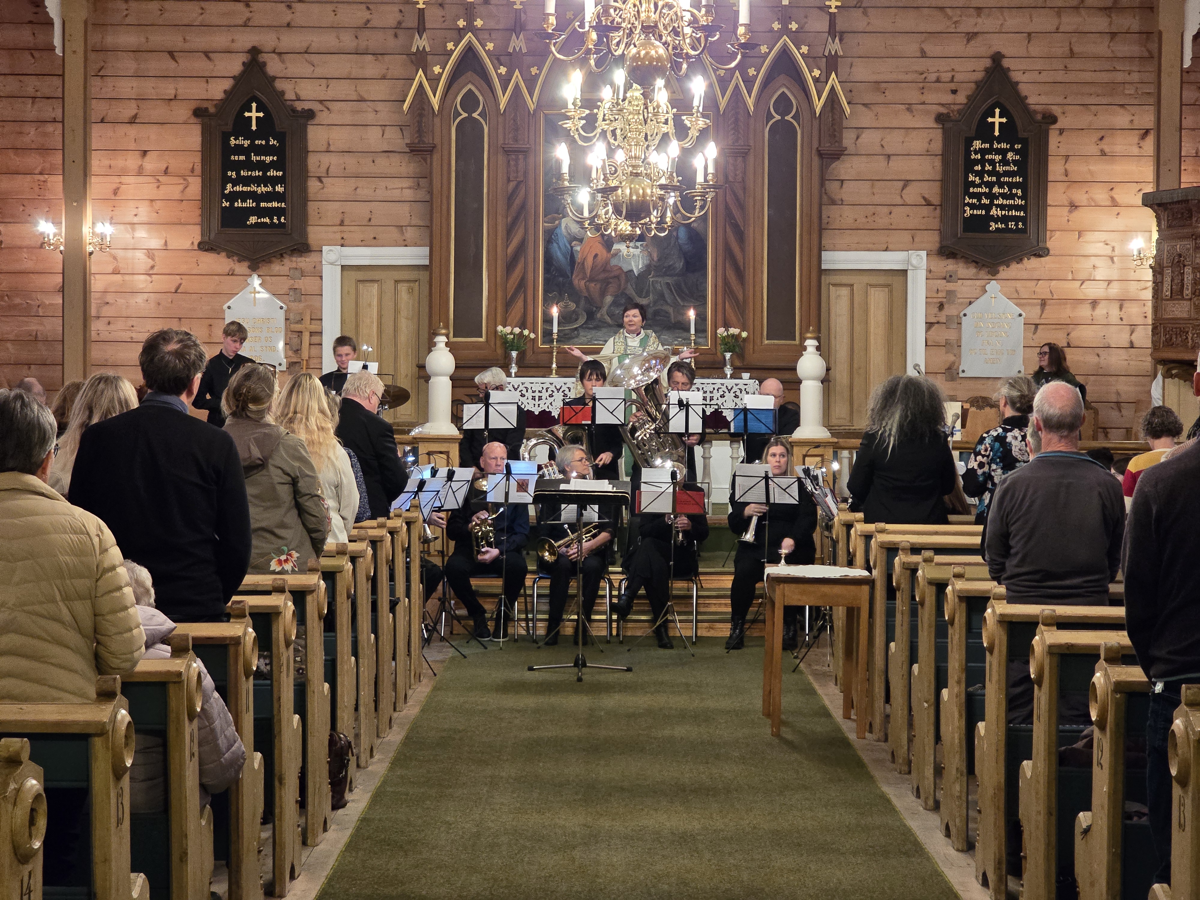 Skulemusikken speler i Davik kyrkje